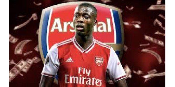 Pepe w koszulce Arsenalu